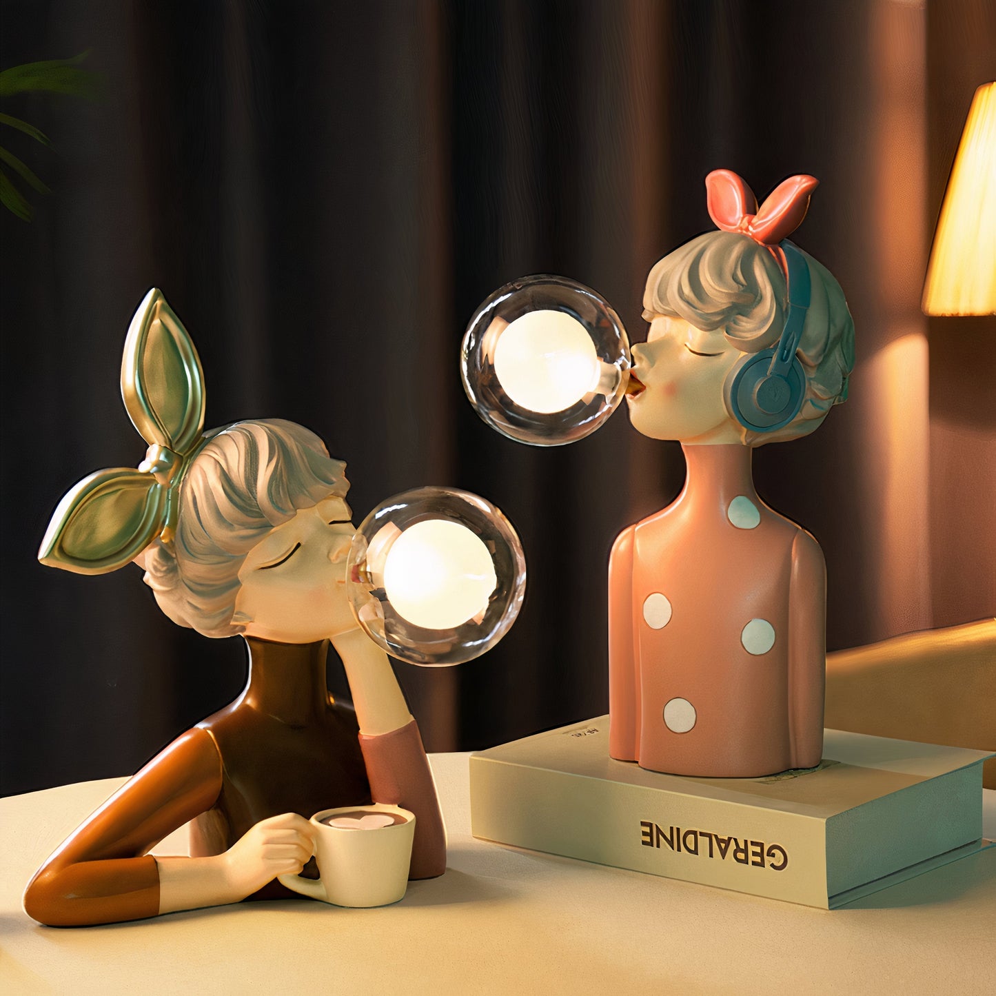 Unik Bordlampe i Kunstnerisk Harpiksdesign med Blødt Lys