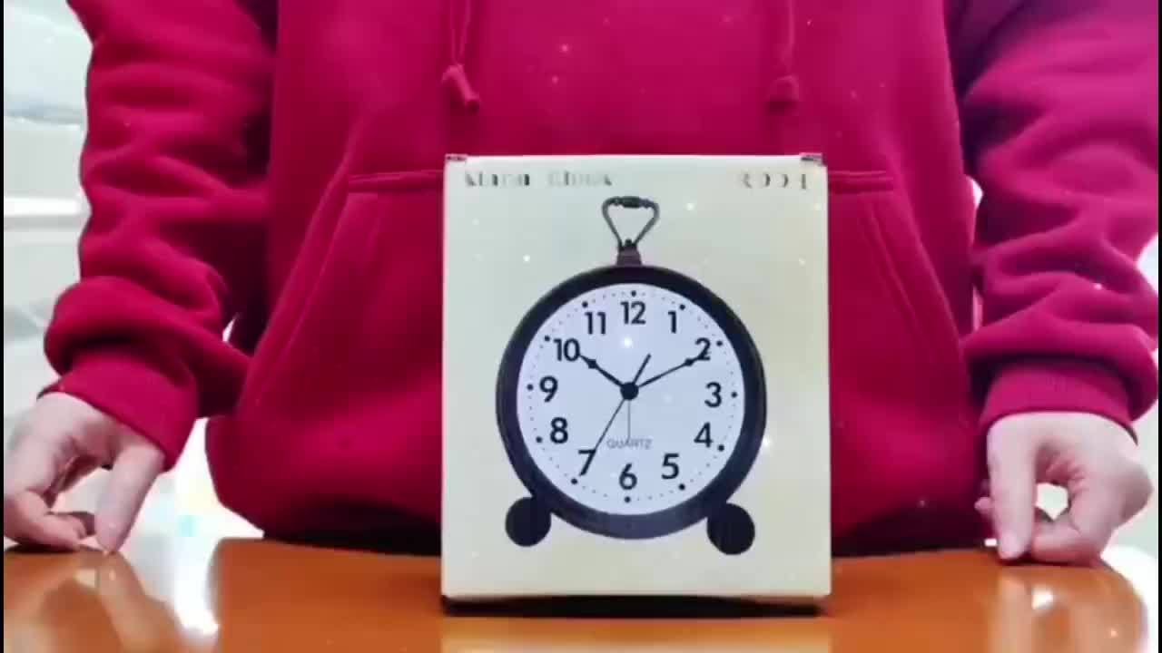 Retro väckarklocka i metall med tyst urverk – klassiska mått för sovrum eller skrivbord