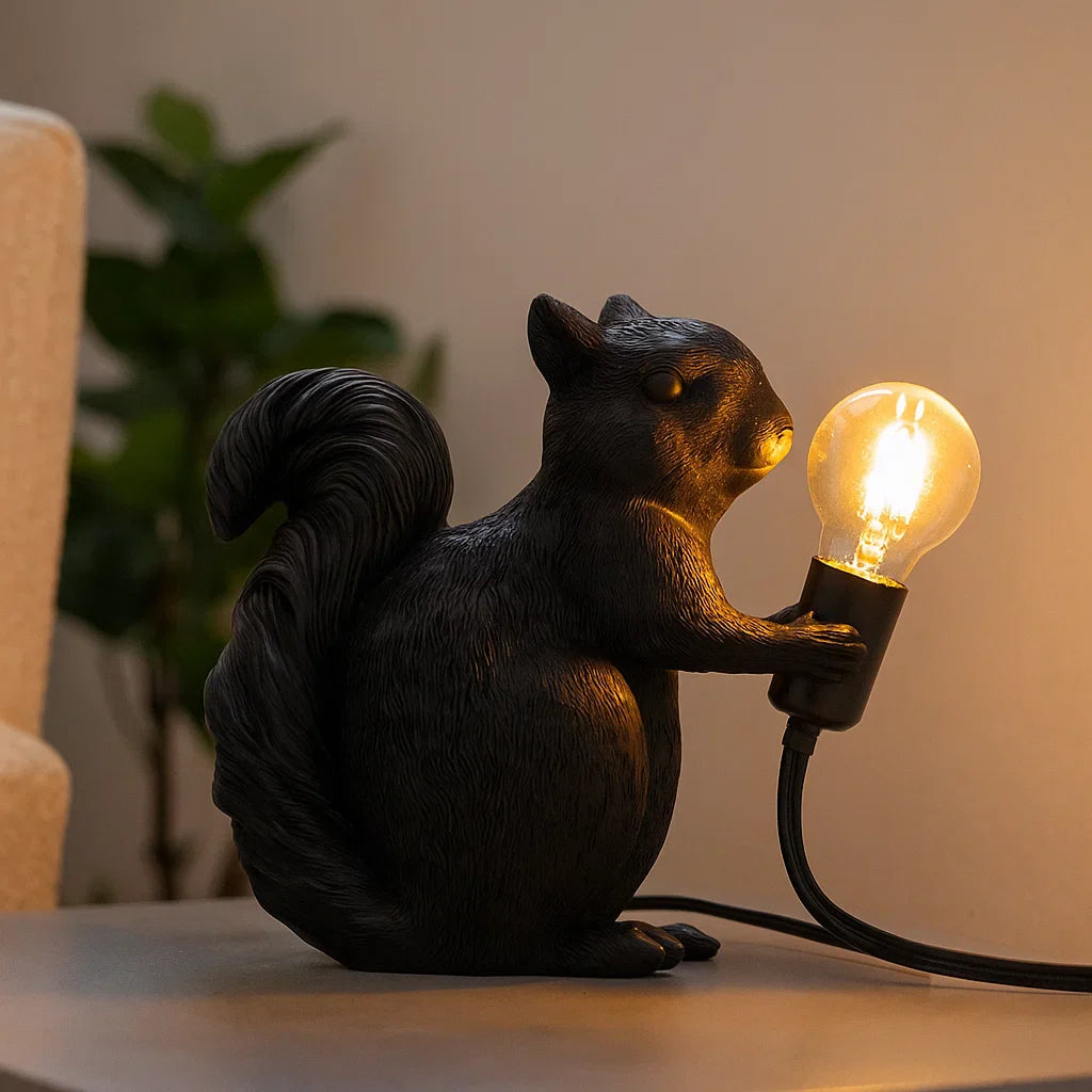 Nordisk bordslampa med ekorre – Skapa mys och stil i hemmet