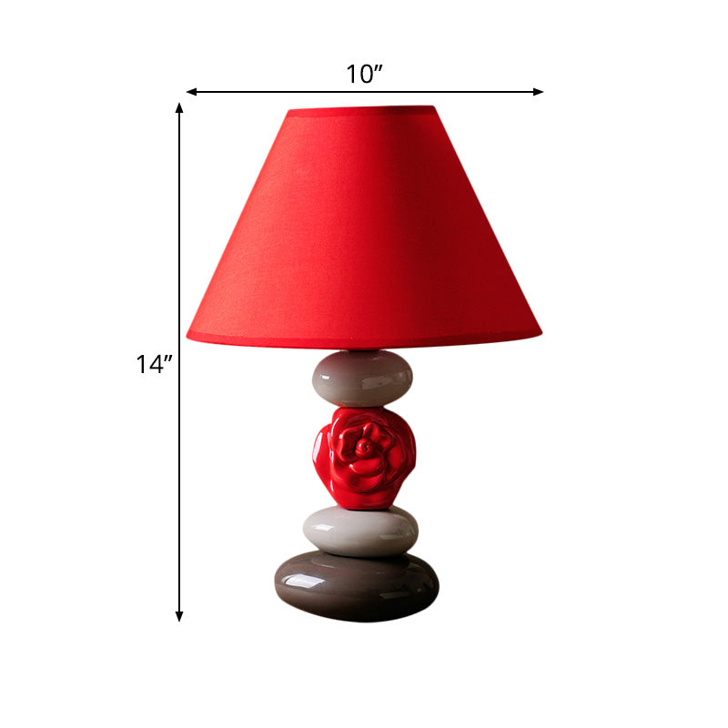 Elegant bordslampa med konisk tygskärm för modern inredning