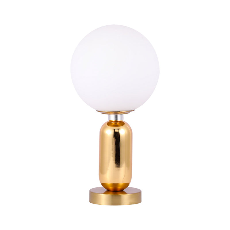 Moderne Glaskugle Lampe med Gyldent Metalbase – Stilfuld Belysning