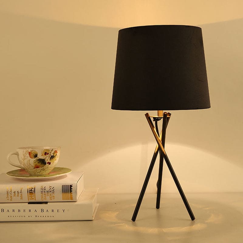 Stilfuld Bordlampe med Stofskærm