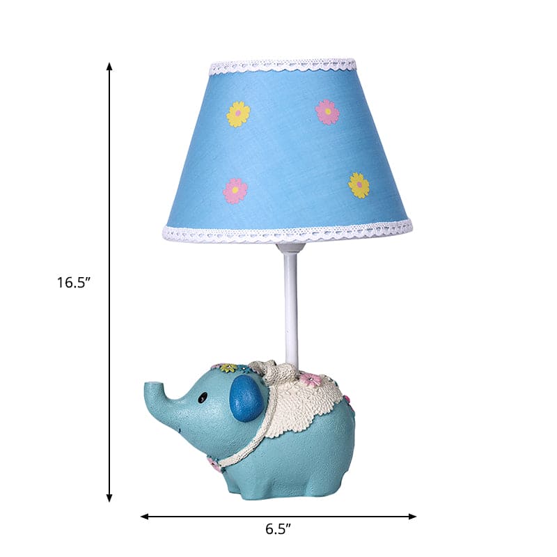 Elegant bordslampa med blommönster och unik elefantbas