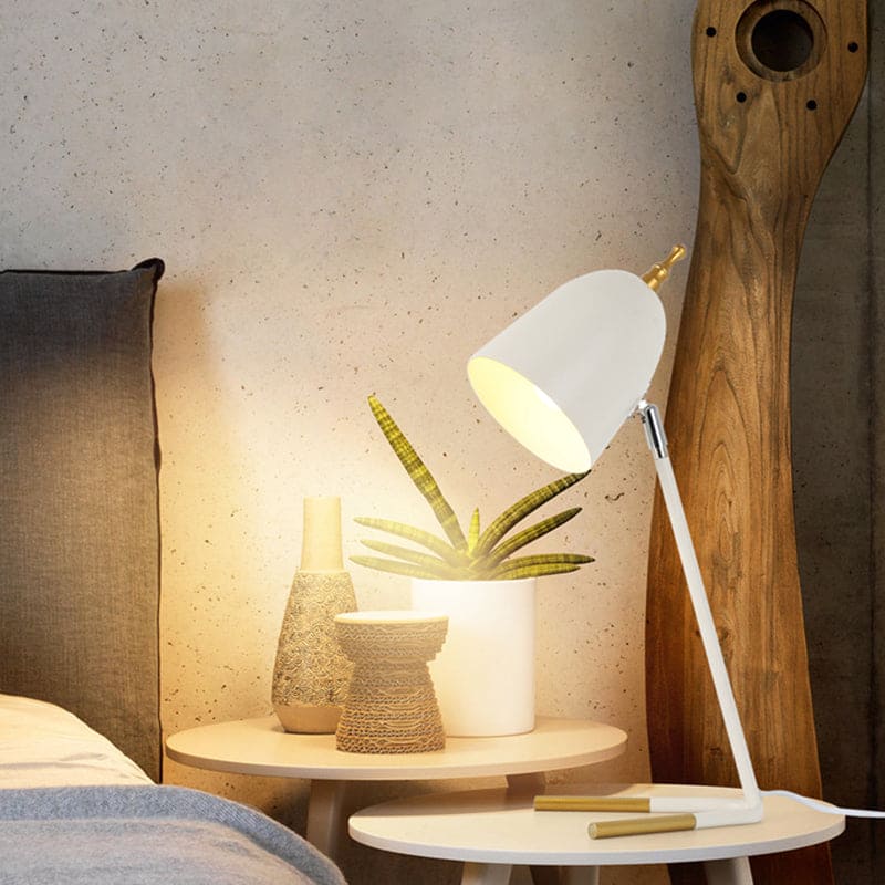 Modern bordslampa i metall med kupolformad skärm