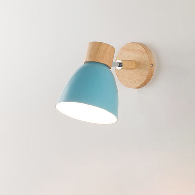 Farverig Væglampe i Jern og Træ – Justerbart Lysdesign