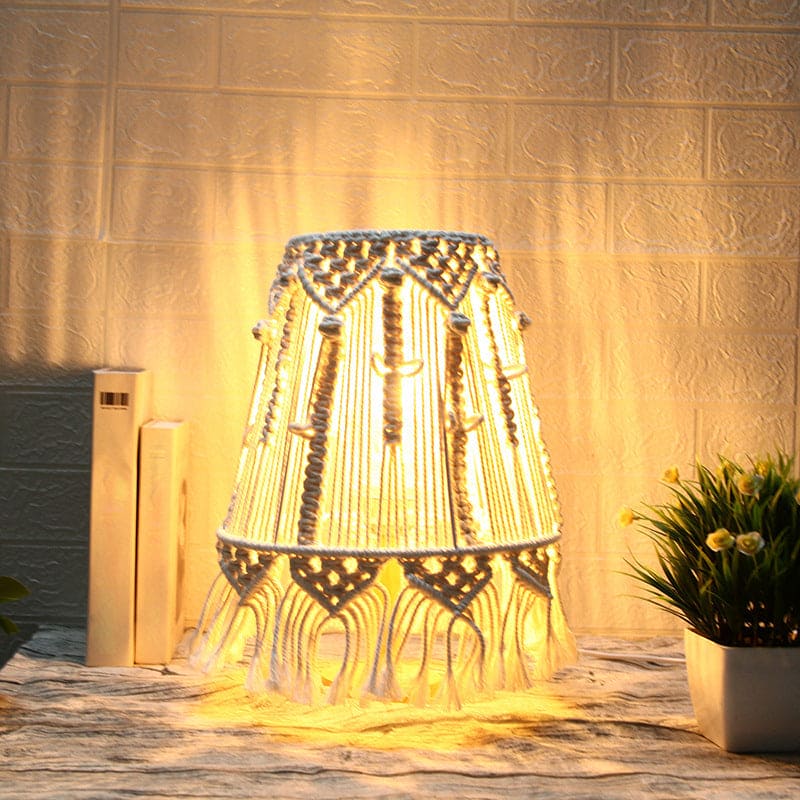 Bordslampa i Flätat Rep – Skapa Mys och Stil i Ditt Hem