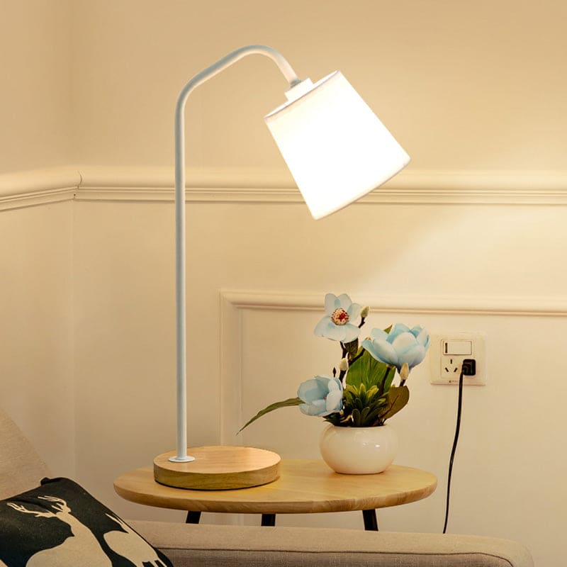 Stilfuld Kegleformet Bordlampe med Blidt Lys