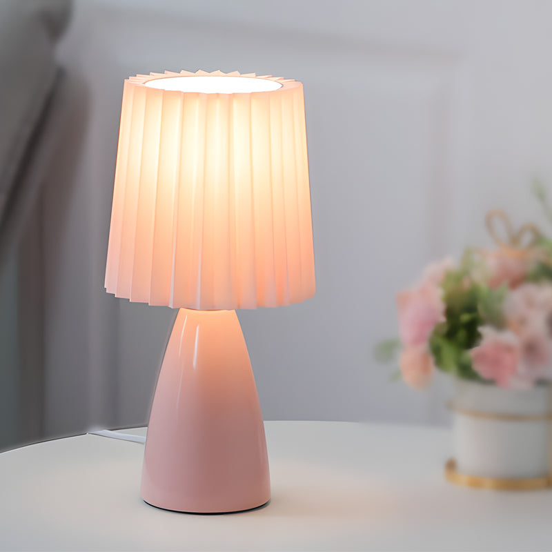 Elegant bordlampe med USB og justerbart lys i plissé stof