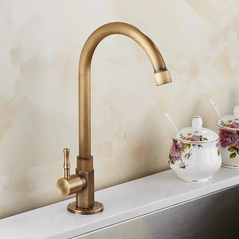 Antik Messing Køkkenarmatur Med Elegant Svanehals Design