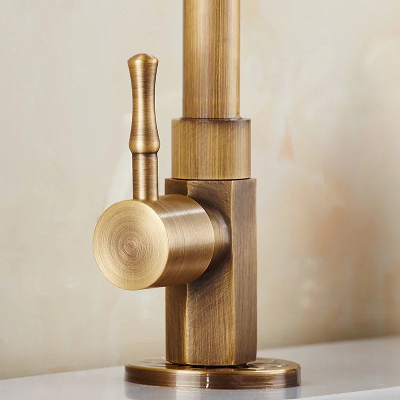 Antik Messing Køkkenarmatur Med Elegant Svanehals Design