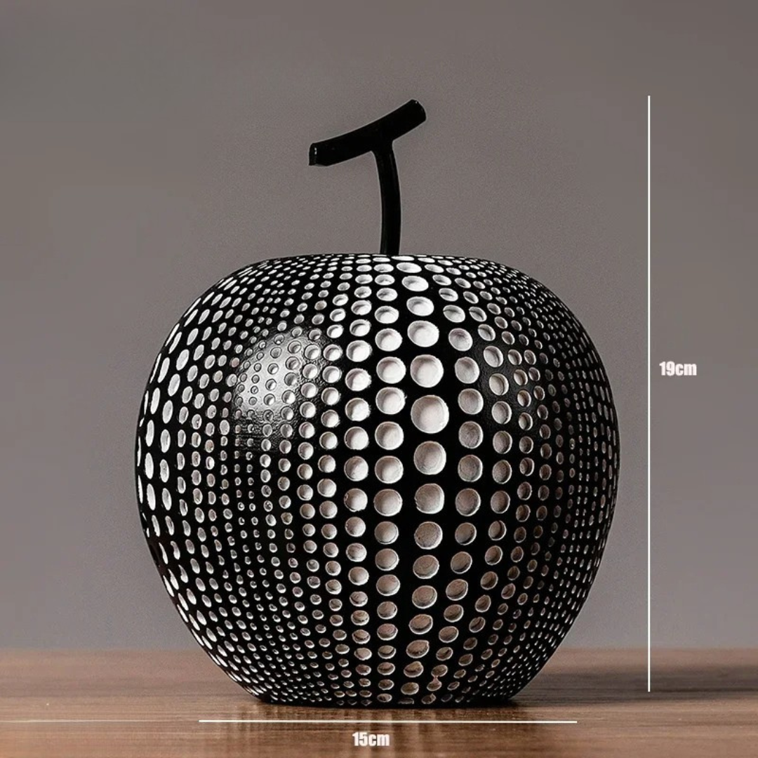 Elegant äppelskulptur med svartvita prickar – nordisk design