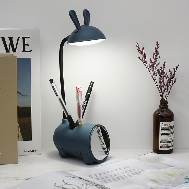 Liggande LED-lampa med USB-laddare och pennhållare