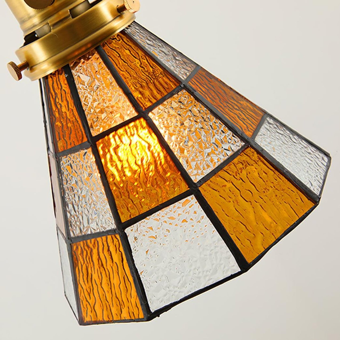 Elegant retrotaklampa med varma nyanser och tidlös design