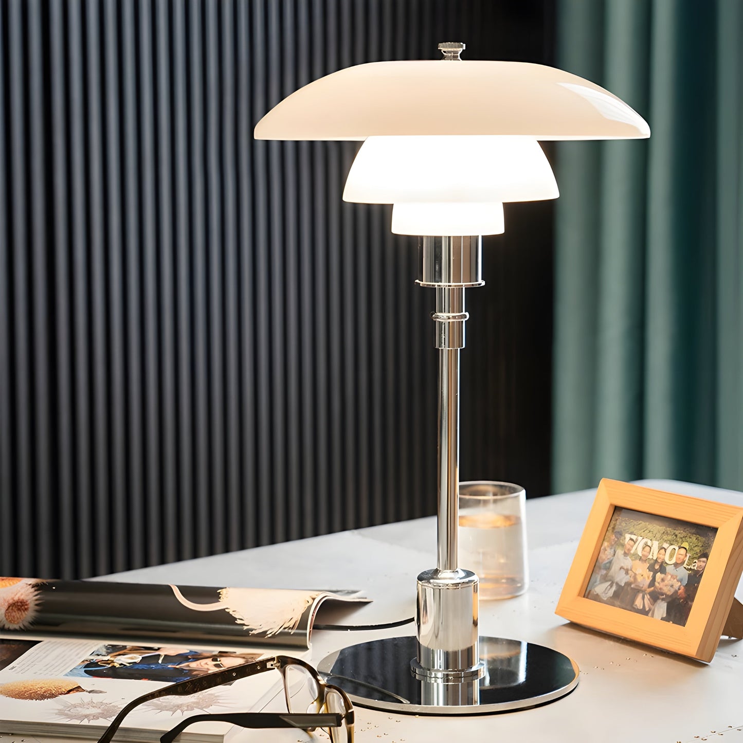 Elegant LED Bordlampe i Glas – Skandinavisk Design og Stemning