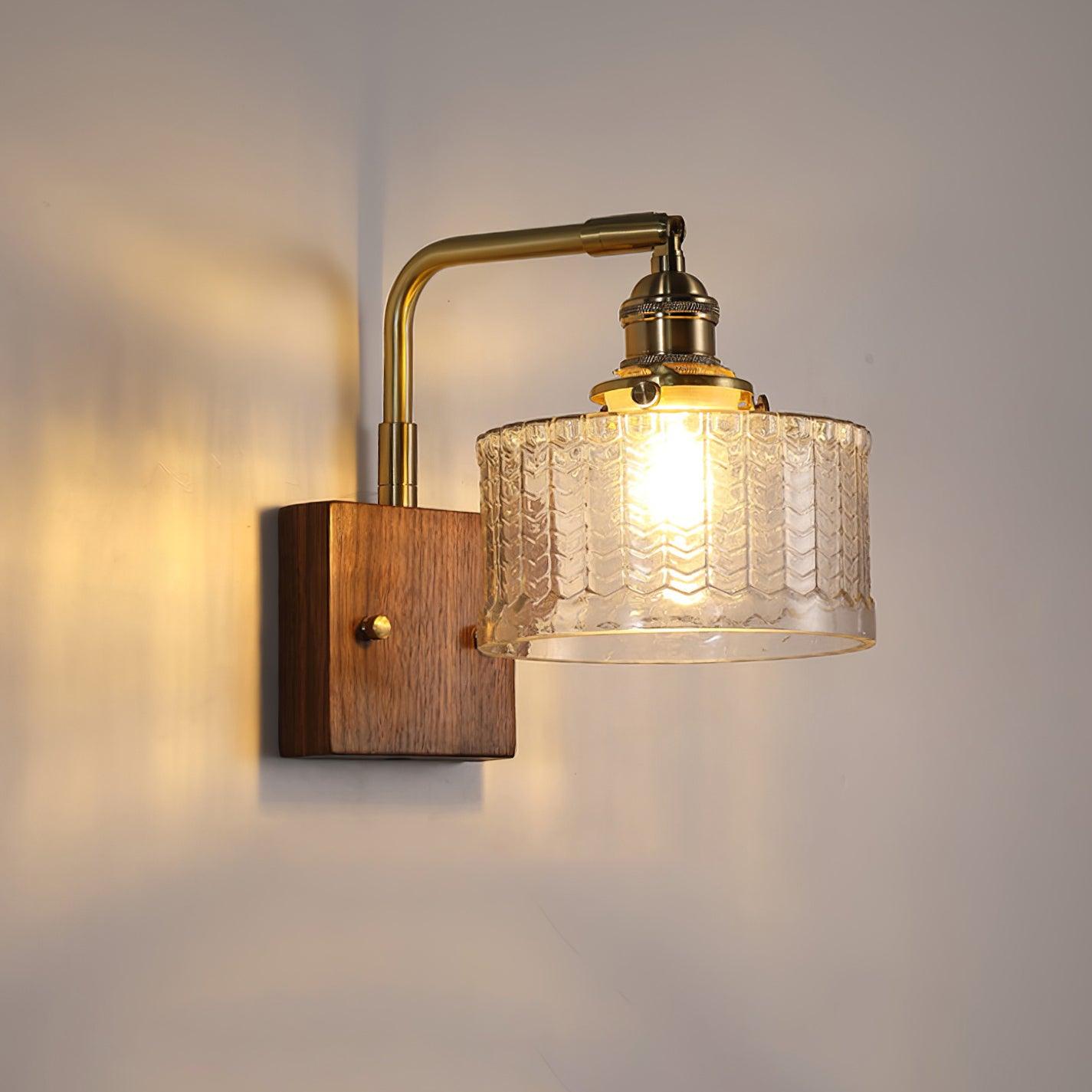 Stilren vägglampa med naturlig trädesign och lugnande ljus