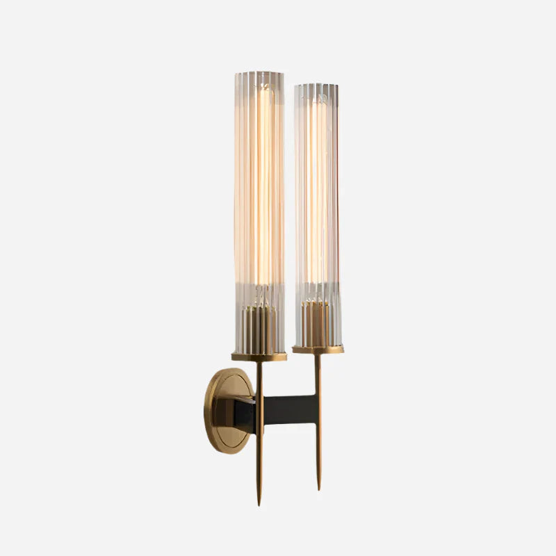Elegant væglampe i ribbet glas med varm kobberfinish