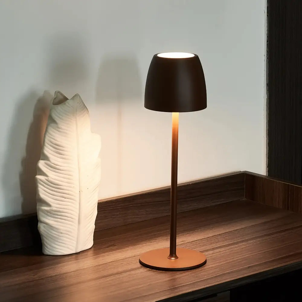 Trådlös LED-bordslampa i metall – Vattentät och justerbar