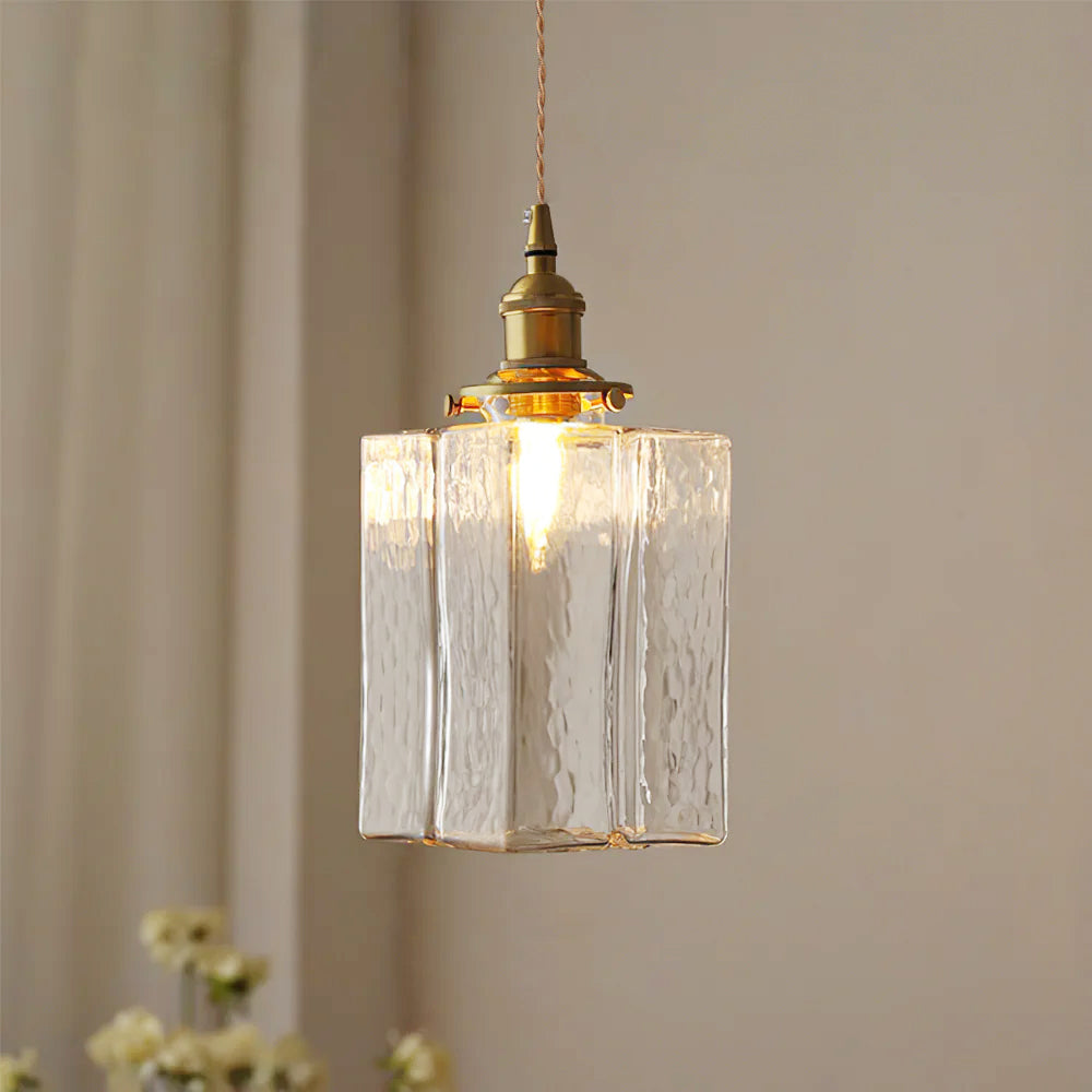 Elegant glaspendel med geometrisk design och varm belysning