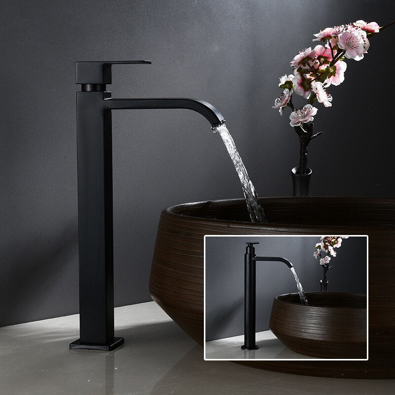 Elegant Mat Sort Vandhane med Enkel Greb og Moderne Design