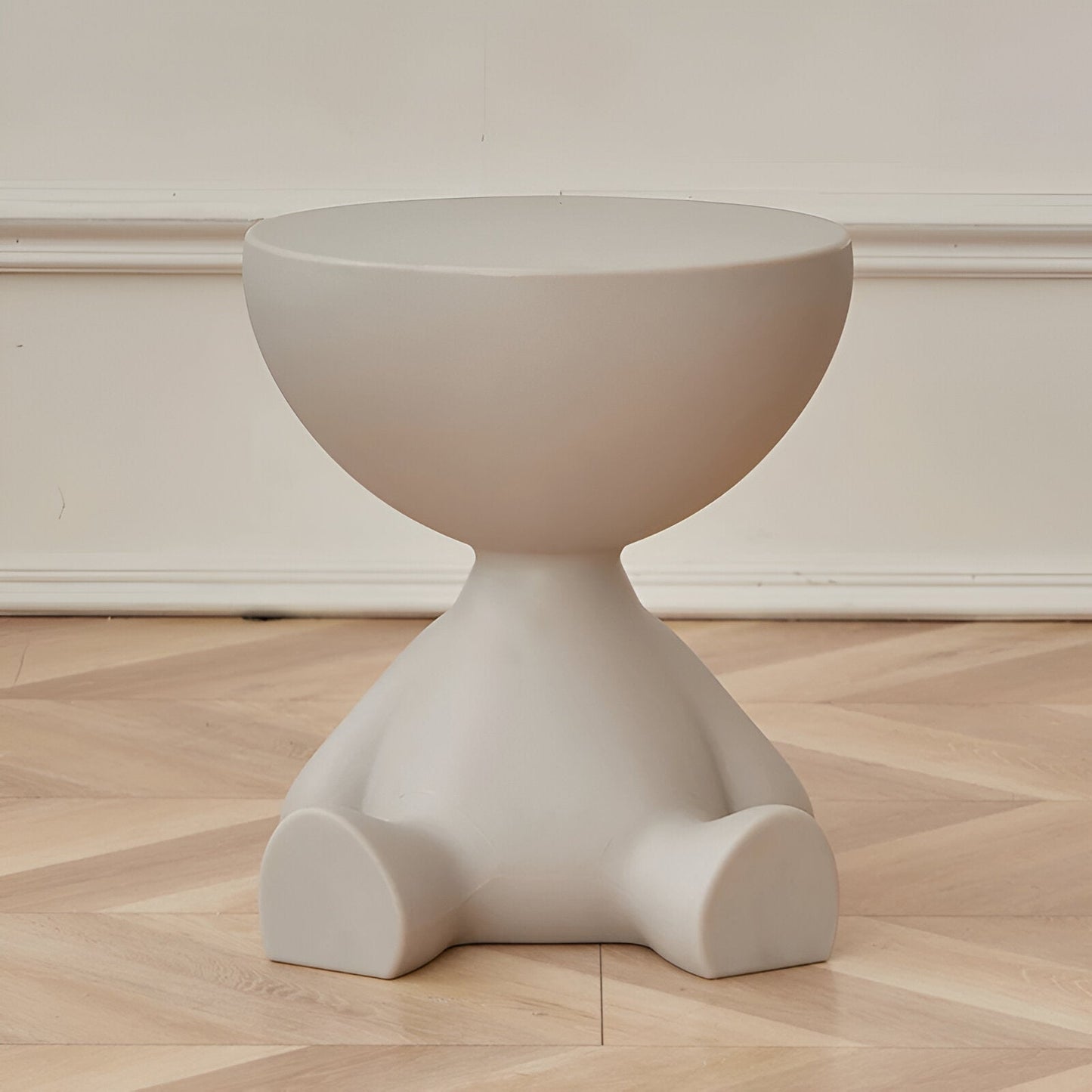 Elegant runt sidobord i creme med multifunktionell design