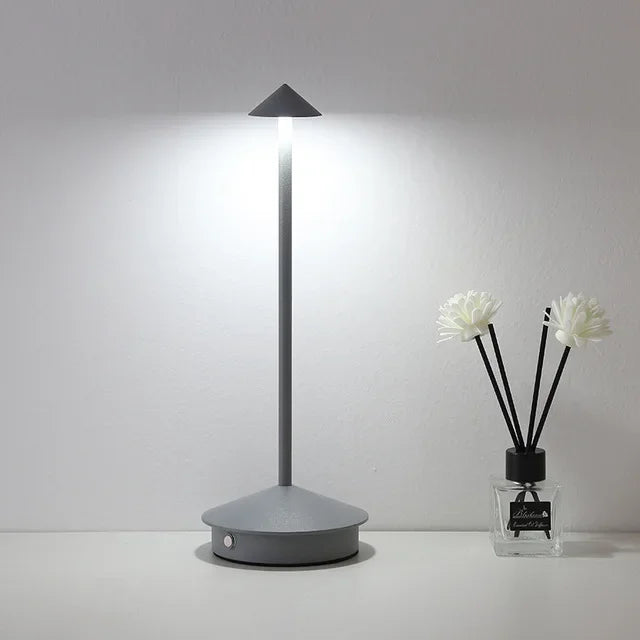 Stilren bordslampa med touchkontroll
