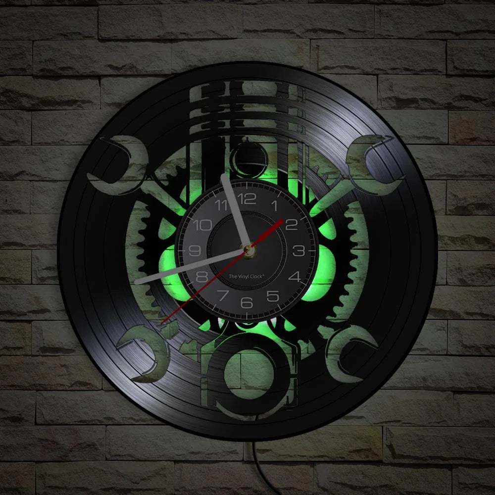 Vintage Vægur i Vinyl med Stilfuldt Værktøjsdesign