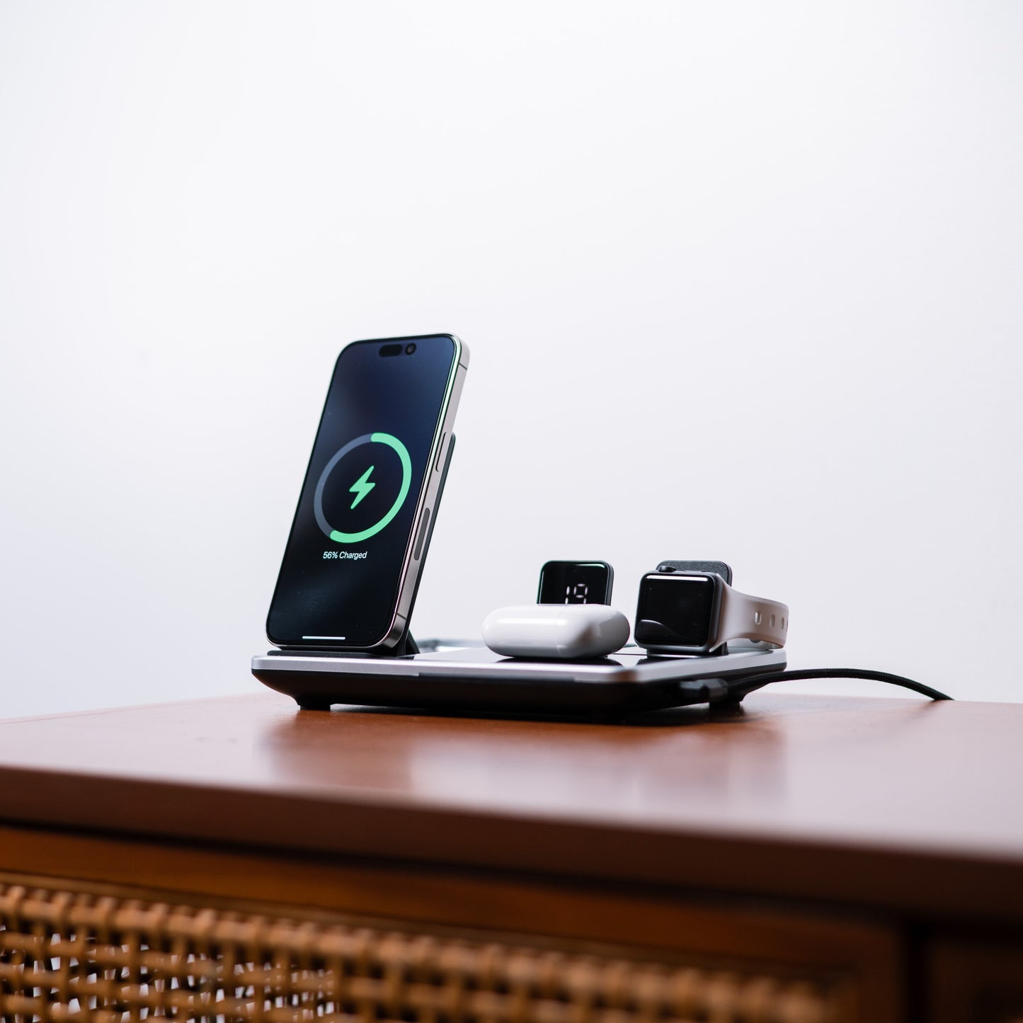 Effektiv 4-i-1 Trådløs Oplader til Apple & Qi-enheder