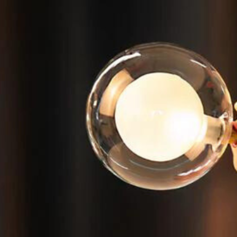 Unik Bordlampe i Kunstnerisk Harpiksdesign med Blødt Lys