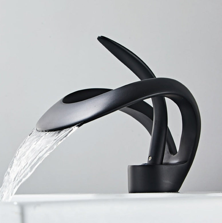 Modern badrumsblandare med minimalistisk design och vattenfallsutlopp