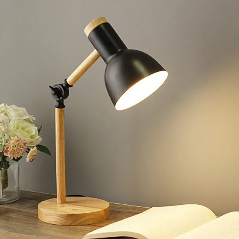 Farvet bordlampe i træ | Justerbar lampe i nordisk design