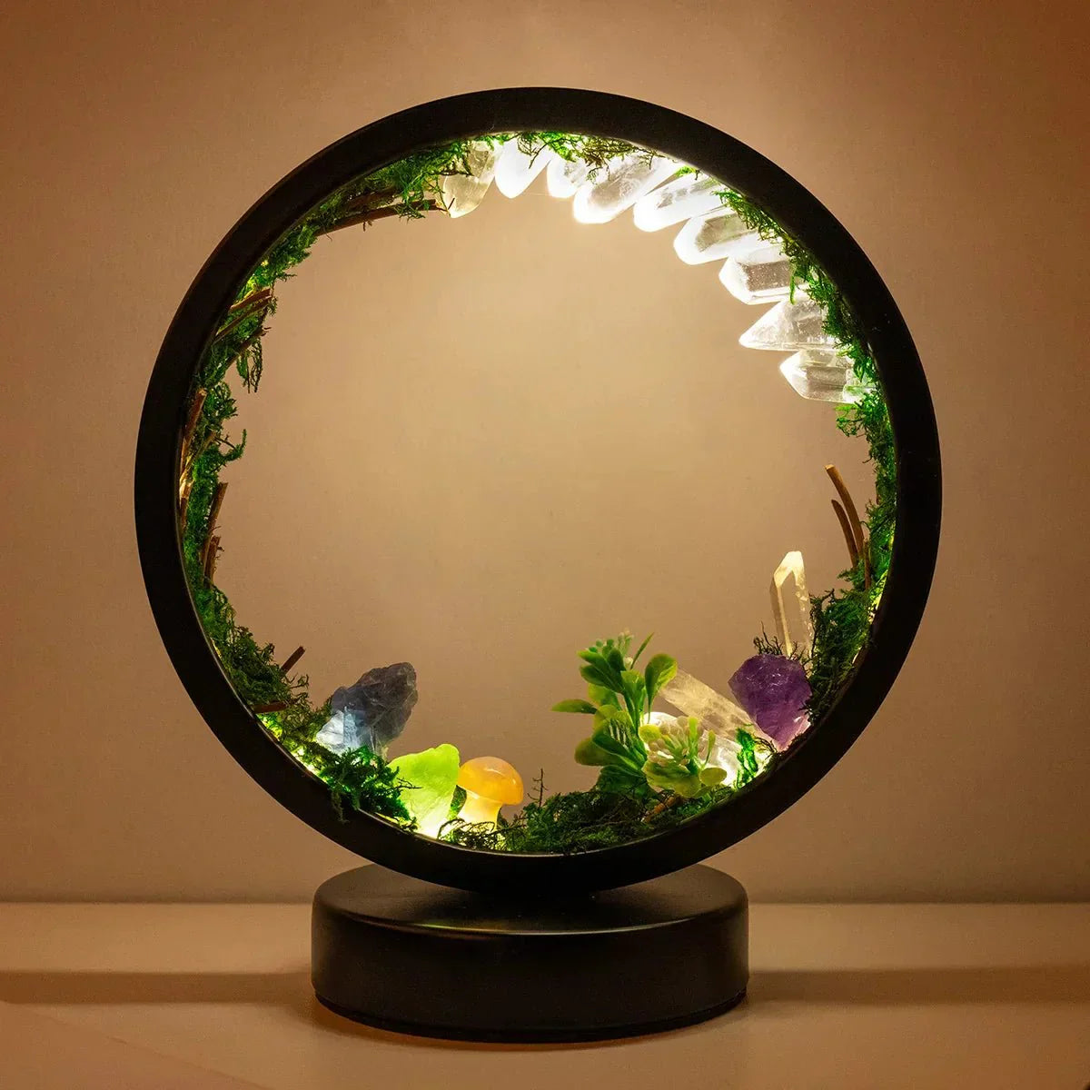 Elegant natlampe med rund ramme - grønne krystaller - stilfuld dekoration