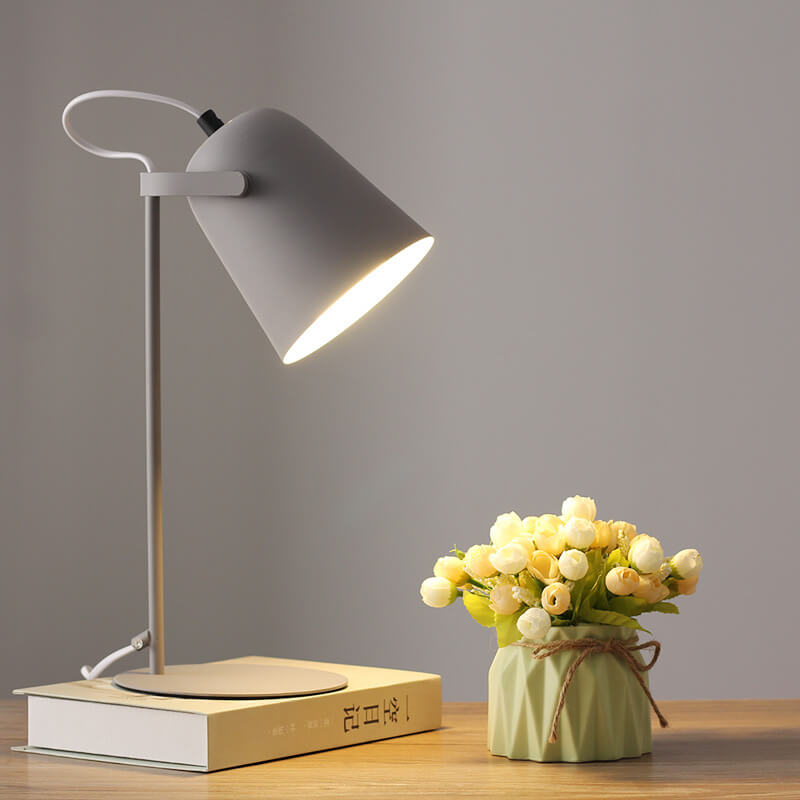 Moderne Bordlampe i Jern med Blødt Lys og Farverigt Design