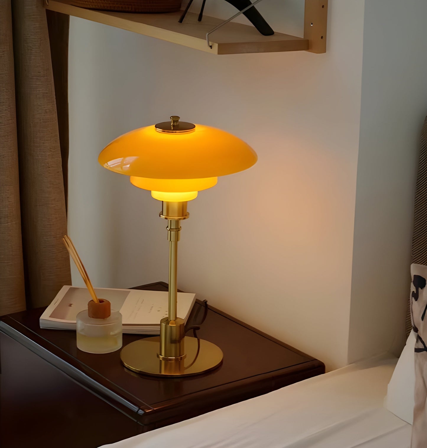 Elegant LED Bordlampe i Glas – Skandinavisk Design og Stemning