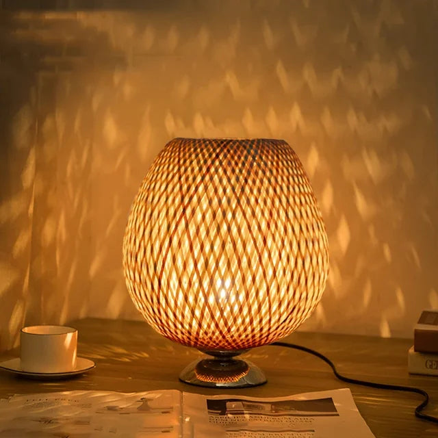 Bambus-bordslampa med varm belysning och tidlös elegans