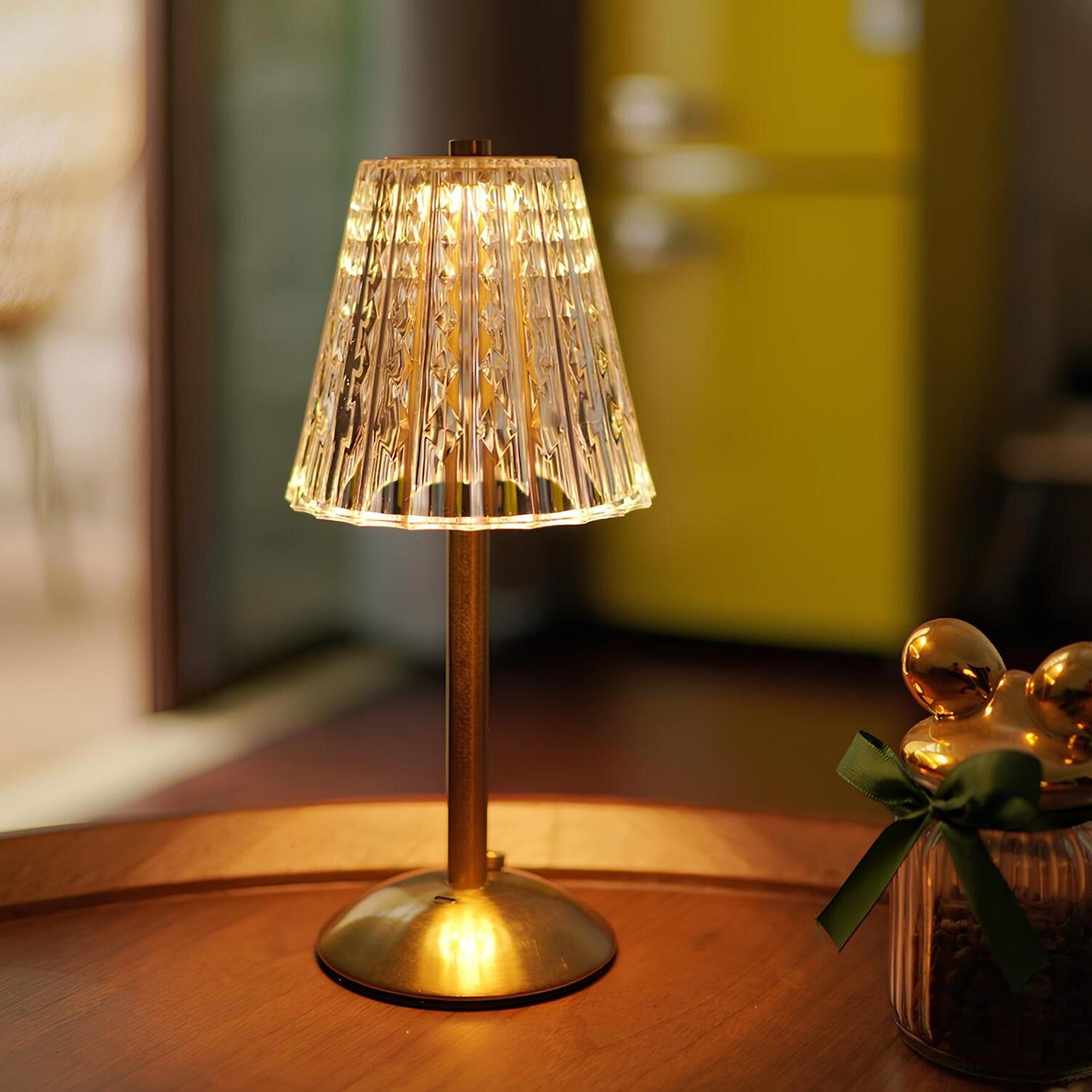 Guldfarvet krystal bordlampe