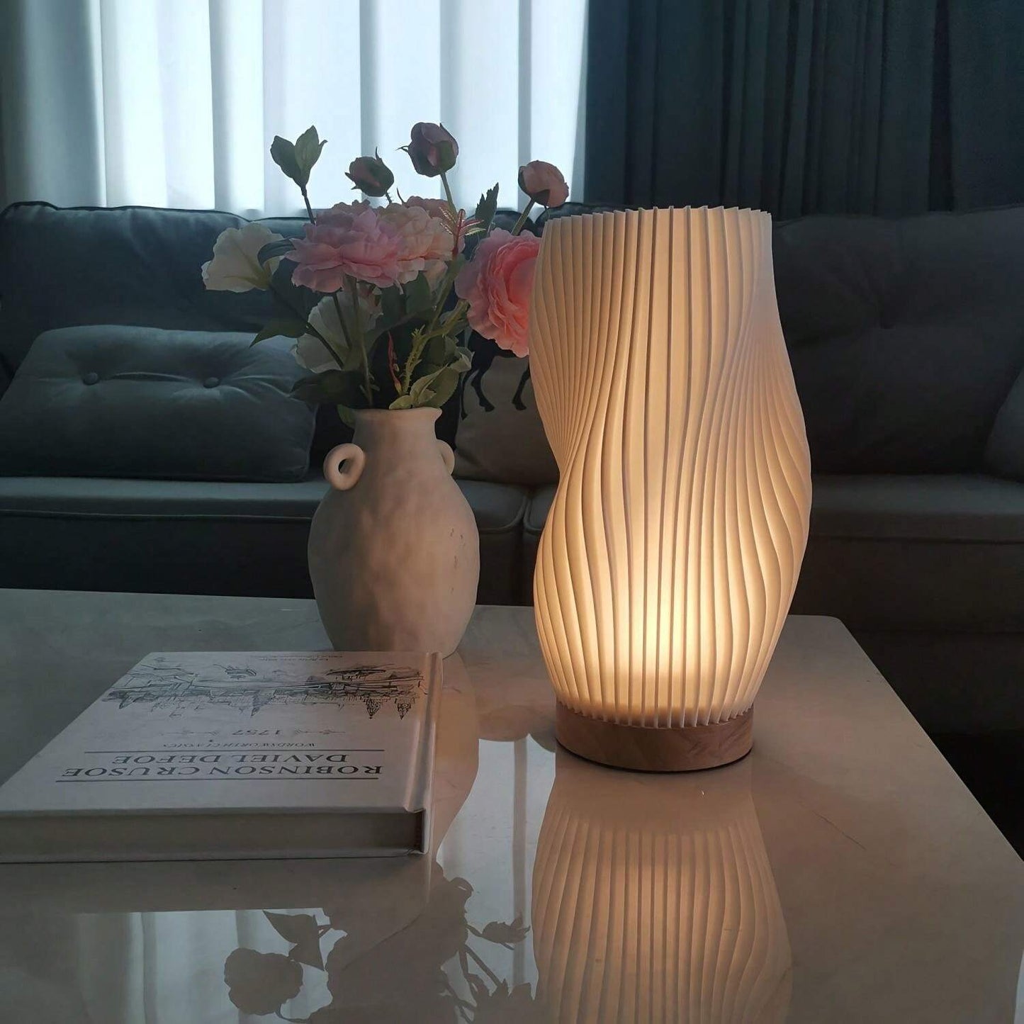 USB-bordlampe med justerbar lysstyrke og bølgeformet design