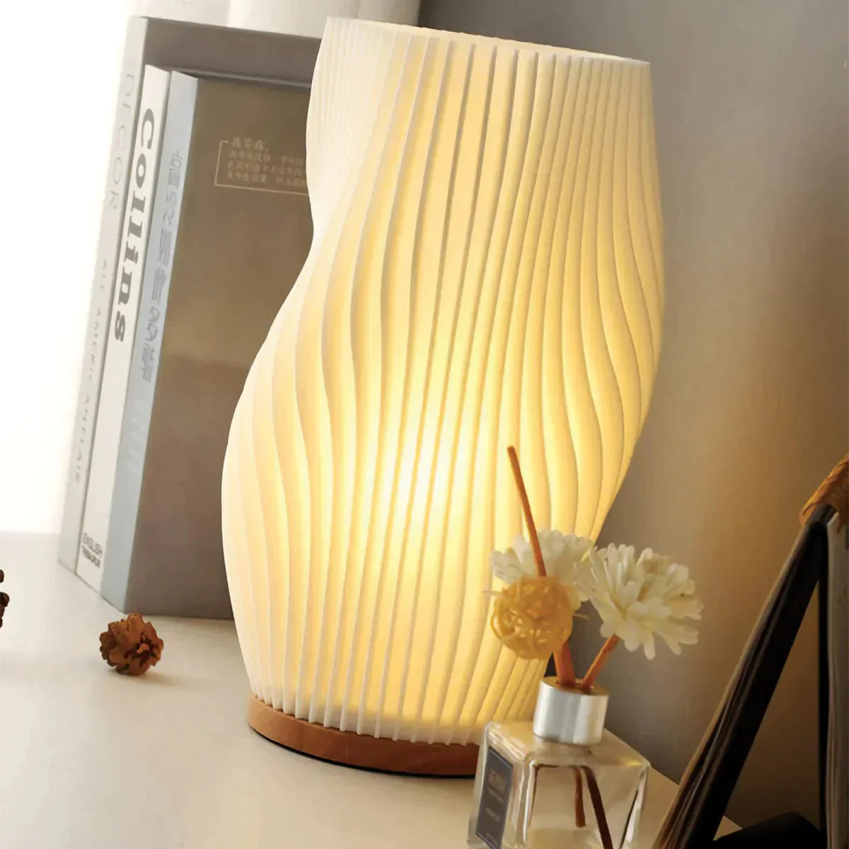 USB-bordlampe med justerbar lysstyrke og bølgeformet design