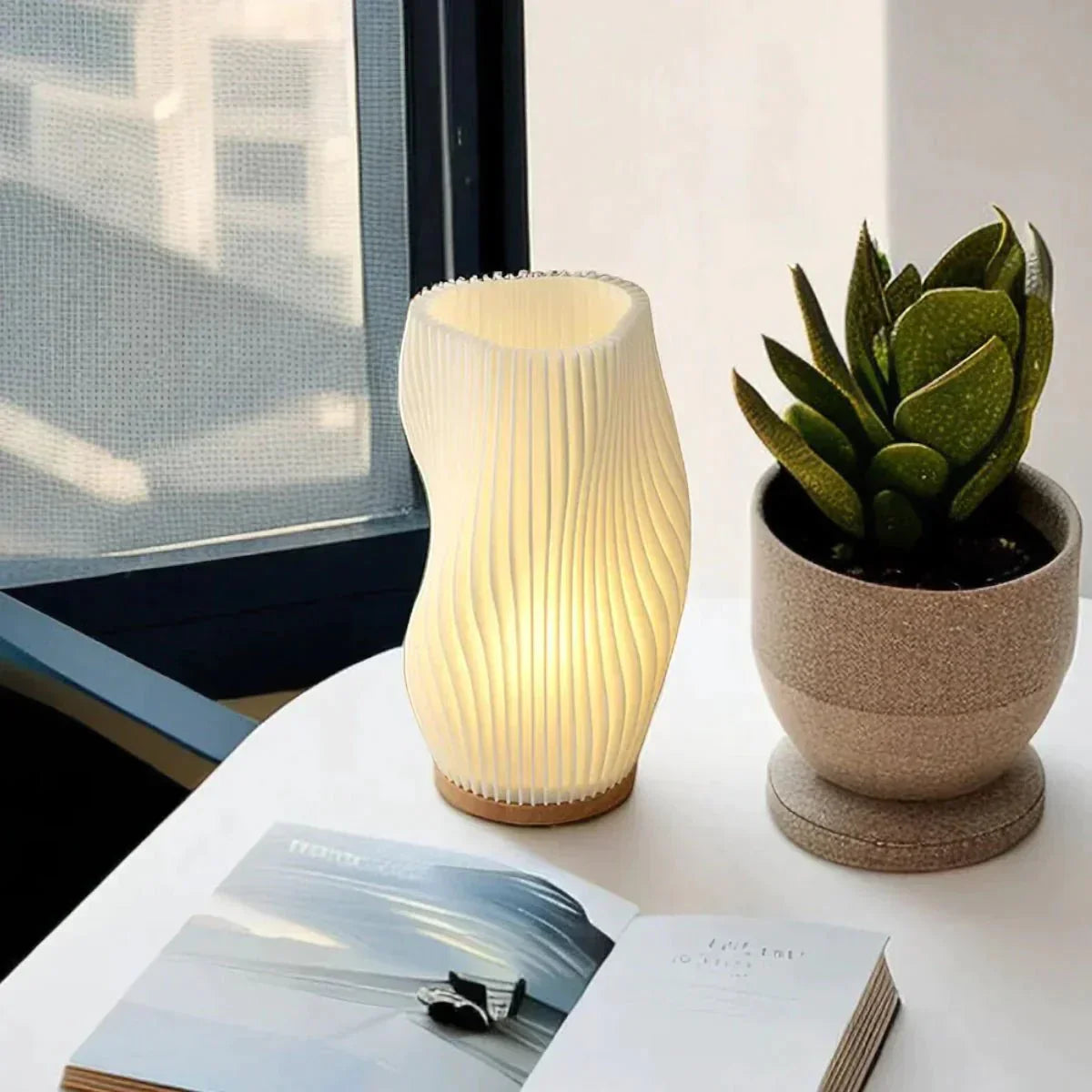 USB-bordlampe med justerbar lysstyrke og bølgeformet design