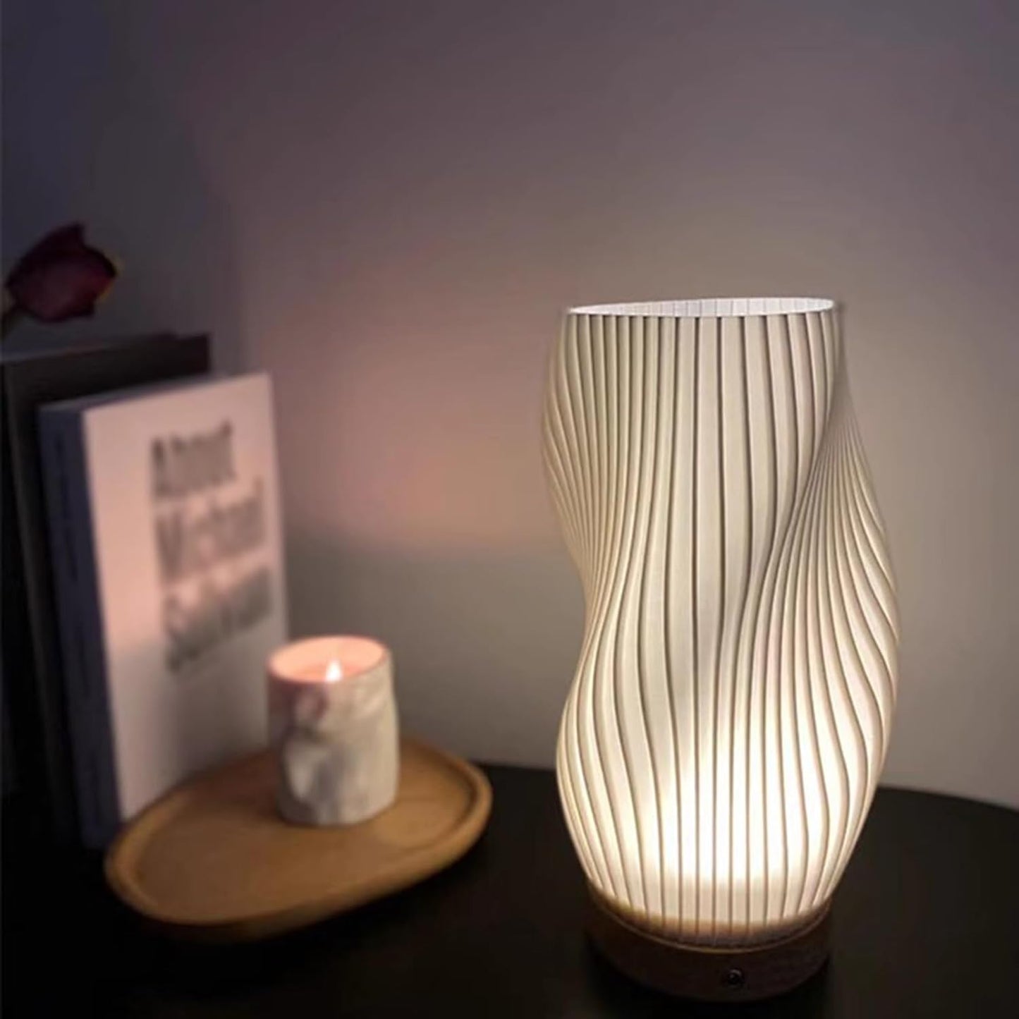 USB-bordlampe med justerbar lysstyrke og bølgeformet design