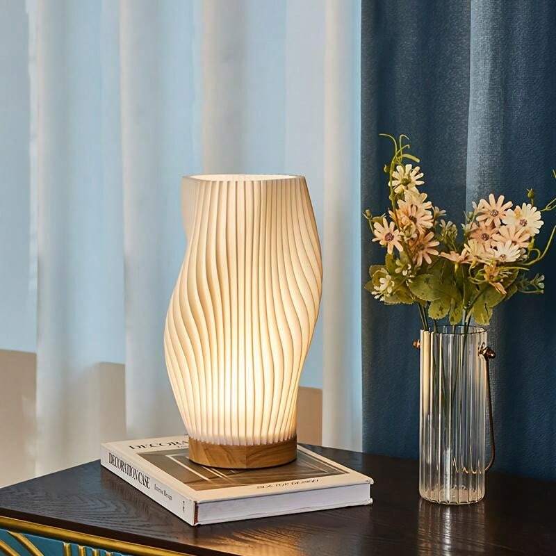 USB-bordlampe med justerbar lysstyrke og bølgeformet design