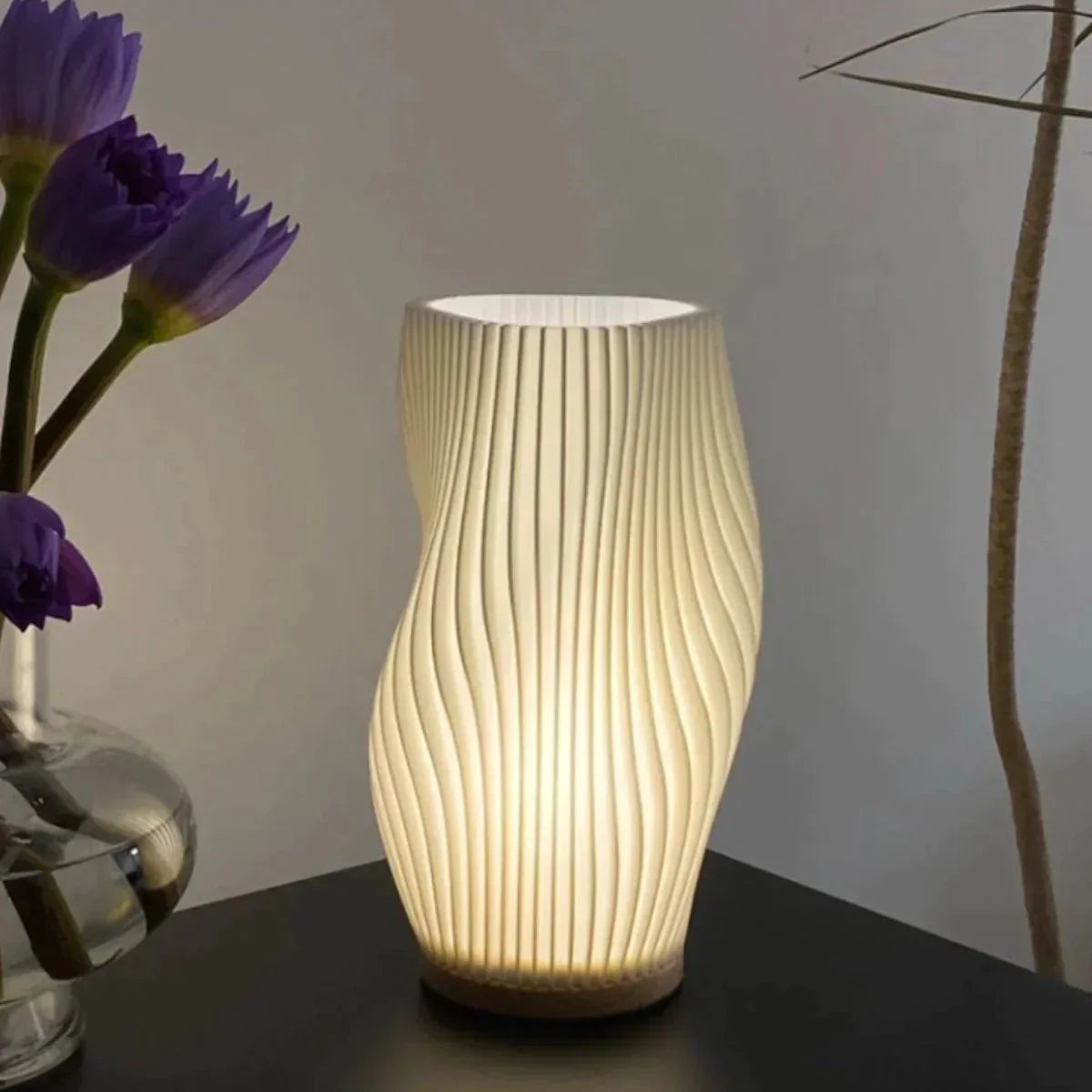 USB-bordlampe med justerbar lysstyrke og bølgeformet design