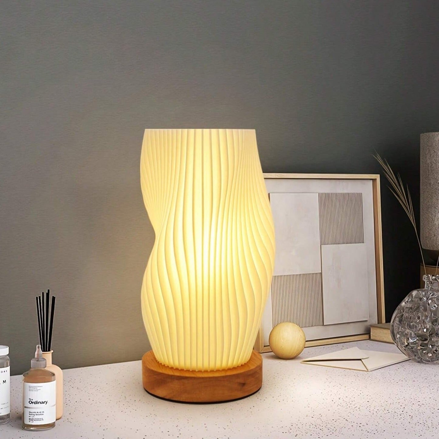 USB-bordlampe med justerbar lysstyrke og bølgeformet design