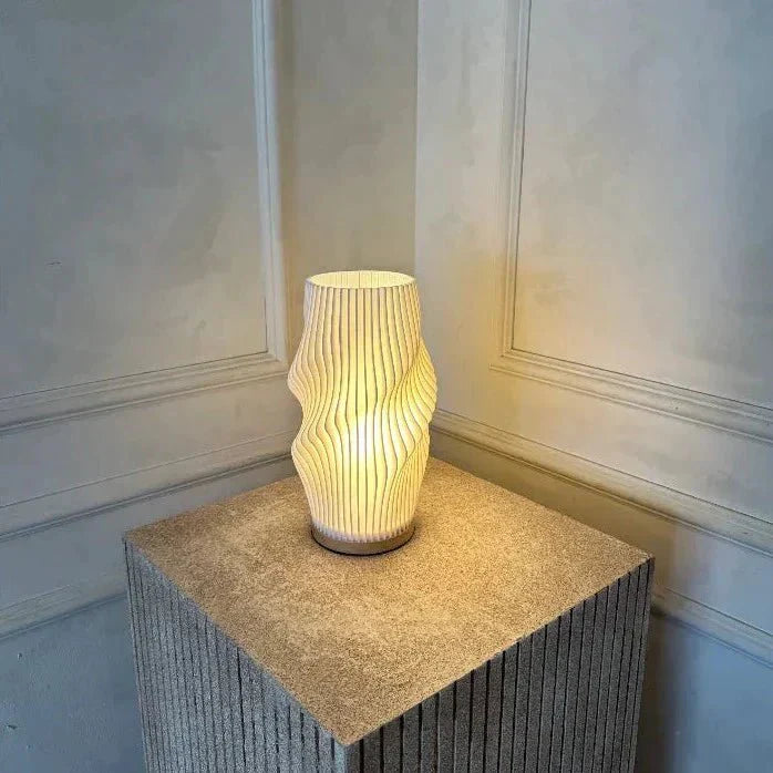 USB-bordlampe med justerbar lysstyrke og bølgeformet design