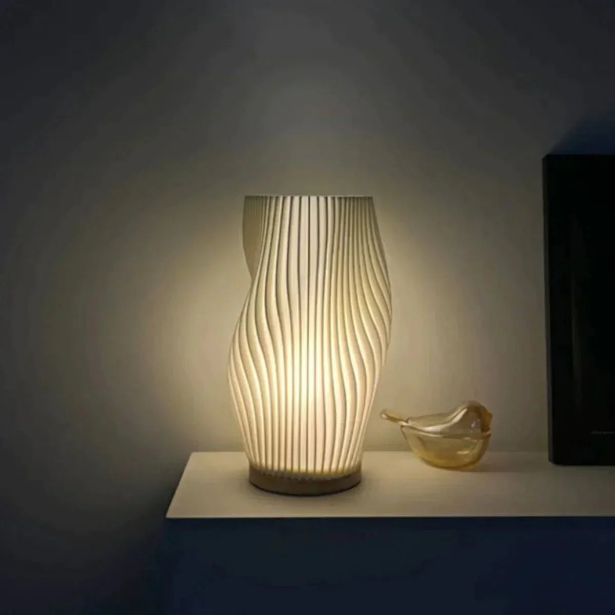 USB-bordlampe med justerbar lysstyrke og bølgeformet design
