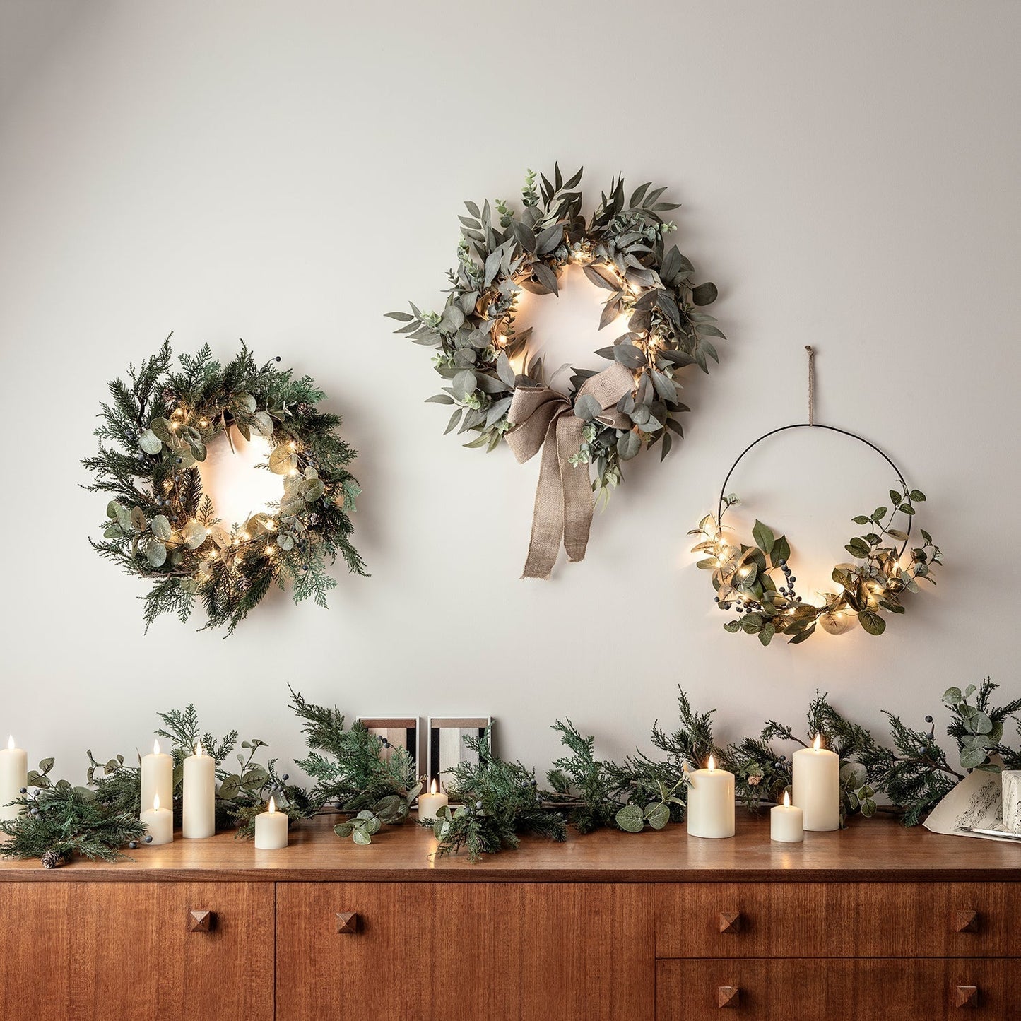 Julekrans med LED Lys og Eucalyptus - Naturlig Skønhed