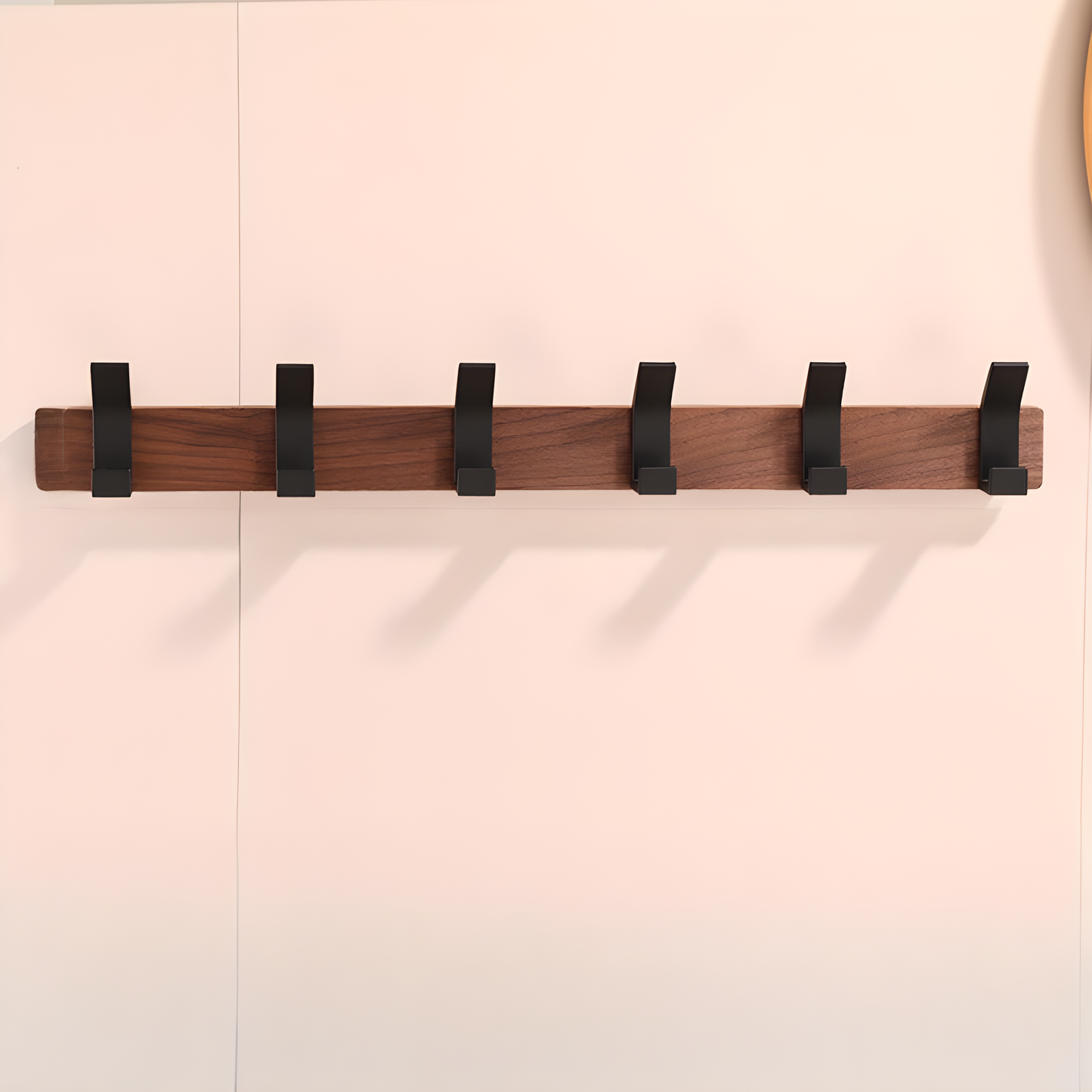 Elegant Väggupphängning i Modern Design med Justerbara Krokar