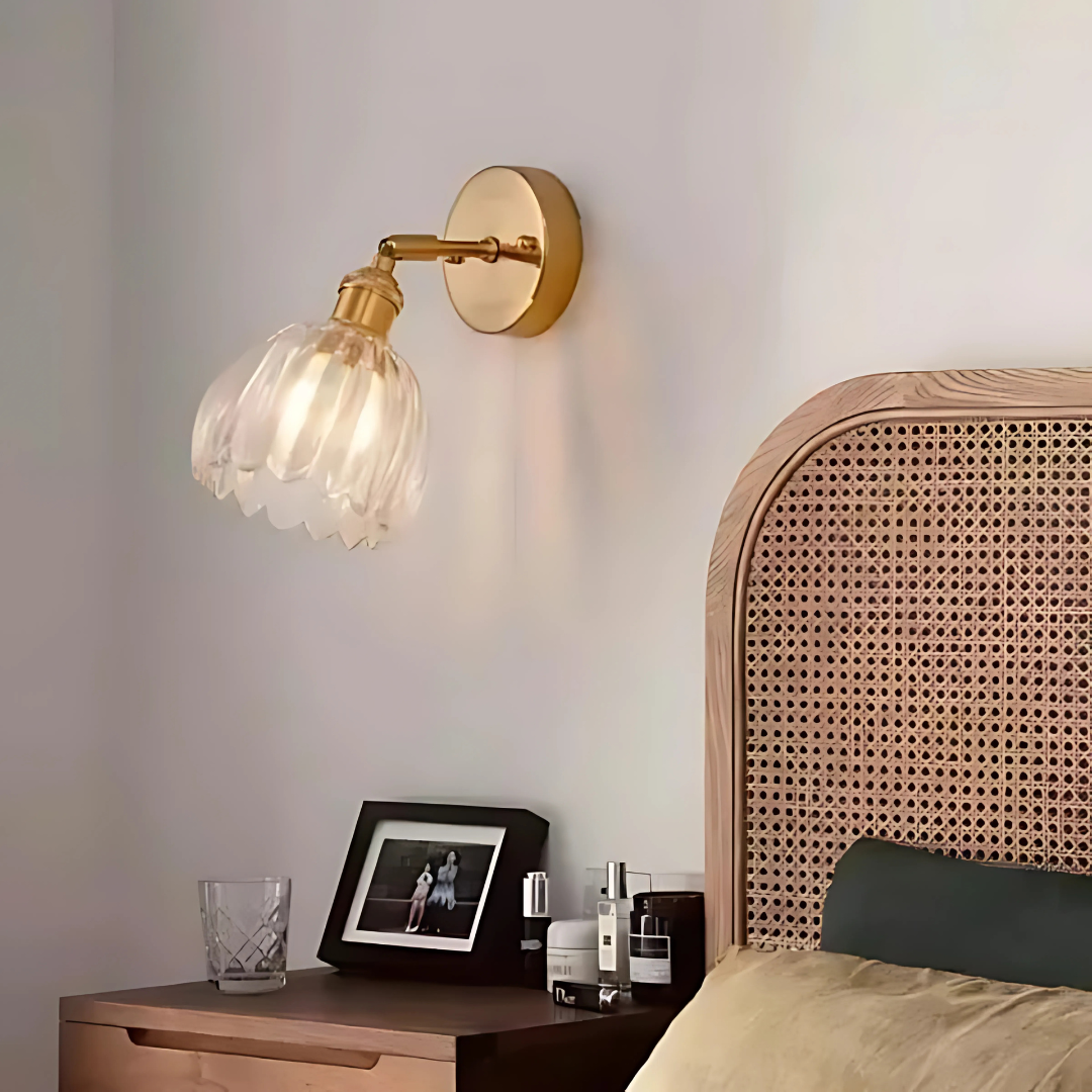 Vintage glas væglampe med blomsterdesign – tidløst elegance