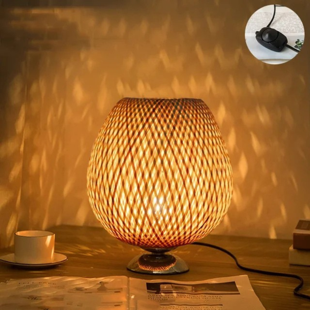 Bordslampa i hållbar bambu med handvävd lampskärm