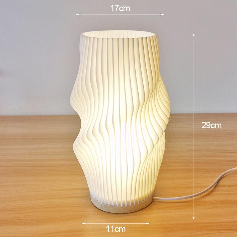 Stilren fransk golvlampa med varm belysning