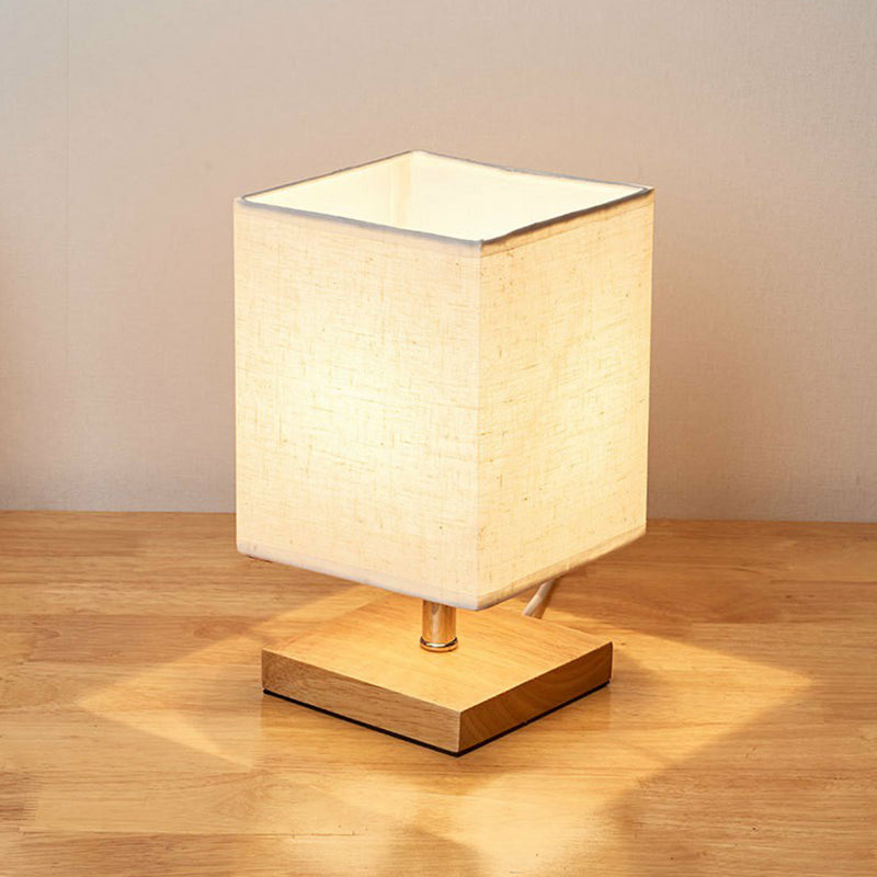 Stilren bordslampa med tygskärm och träfot – Skapa mys